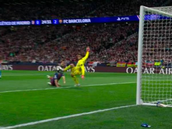 Drama y sangre: El penal que pidió Barcelona ante Atlético por la Champions