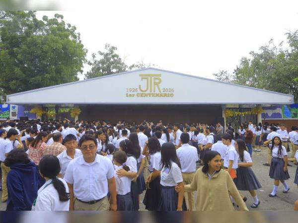 Estudiantes celebraron con alegría la inauguración de la fachada del instituto José Trinidad Reyes.