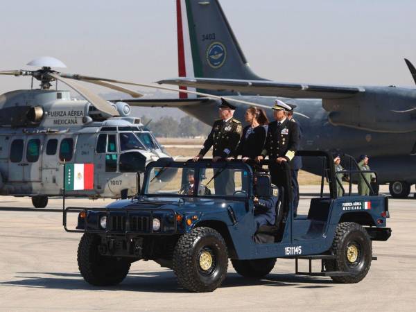 Fotografía cedida por la Presidencia de México de la mandataria mexicana Claudia Sheinbaum, el secretario de la Defensa Nacional, Ricardo Trevilla, y el secretario de Marina, Raymundo Pedro Morales, durante un acto protocolario este martes en la base aérea de Santa Lucía, México.