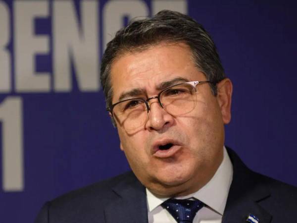 La liberación del expresidente Juan Orlando Hernández ha captado la atención tanto en Honduras como en el extranjero, pero pocos detalles de su experiencia tras conocer el indulto presidencial habían sido divulgados hasta ahora que lo hizo en su primera entrevista pública transmitida por One America News, conducida por el excongresista estadounidense Matt Gaetz. Esta fue su reacción al perdón otorgado por el presidente estadounidense Donald Trump.