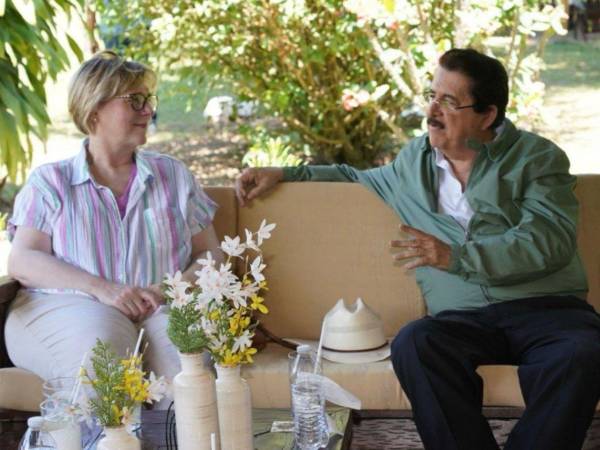 Laura Dogu, embajadora de Estados Unidos en Honduras, visitó en las últimas horas la hacienda de la familia Zelaya Castro en Lepaguare, Juticalpa, Olancho, región oriental del país.