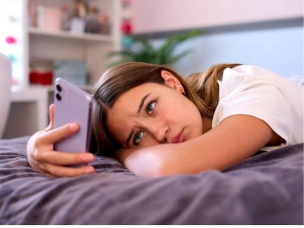 Los jóvenes y adolescentes son los más vulnerables, aunque también afecta a adultos que dependen mucho de la validación social o profesional.