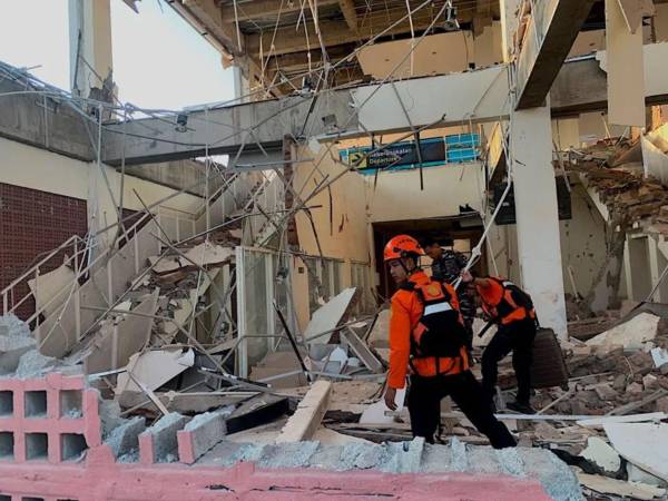 La cifra de víctimas por el terremoto que sacudió Flores, Indonesia, ascendió a 53 muertos y 135 heridos, según el último balance de las autoridades locales.