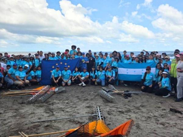 Jóvenes, voluntarios y representantes comunitarios participaron en una jornada de limpieza en la Playa La Travesía, Puerto Cortés.