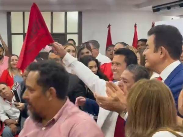 Momento en que exdirigintes de Libre queman bandera en sede del Partido Liberal.
