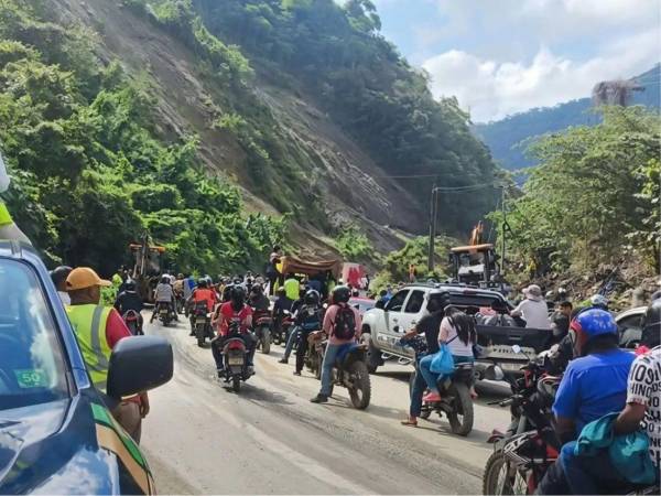 El derrumbe localizado varios kilómetros antes de llegar a San Pedro Sula ocasiona en tiempos de lluvia extensas filas que provocan más consumo de combustible en unidades de transporte de personas y carga.