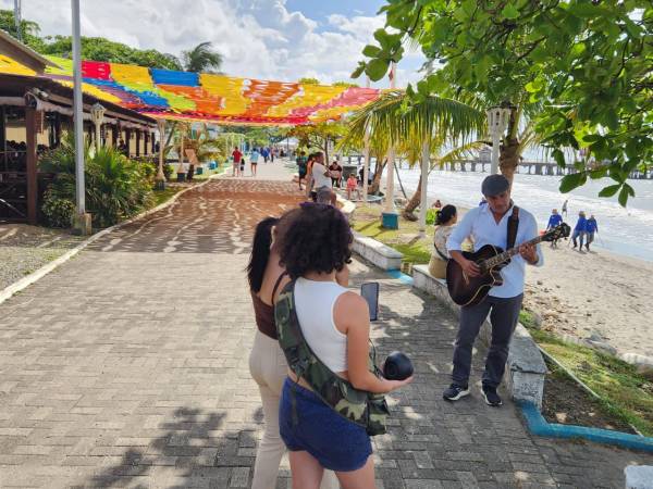 El Malecón ceibeño vibra con el sabor del Caribe, mientras cientos de visitantes disfrutan sus vacaciones de verano. La Ceiba te recibe con alegría y los brazos abierto.