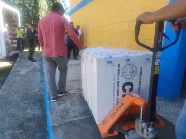 Hoy arrancó la distribución de las 951 maletas electorales y los 360 kits tecnológicos.