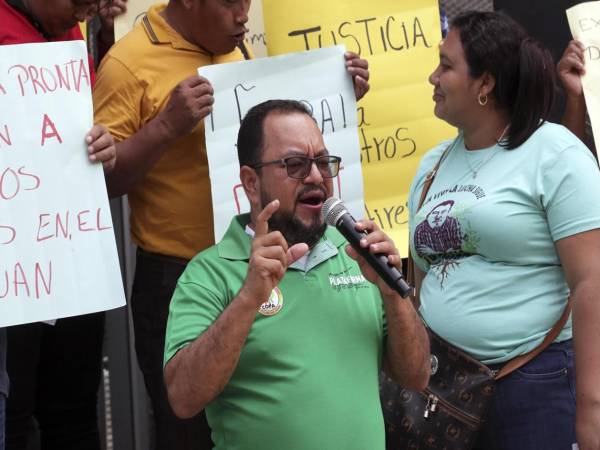 El portavoz de la Plataforma Agraria, Yony Rivas, habla durante una conferencia de prensa este martes, frente a las instalaciones de Ministerio Publico en Tegucigalpa (Honduras). EFE/ Gustavo Amador