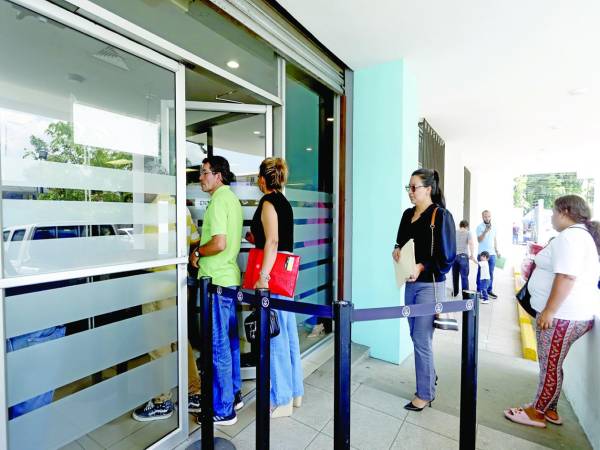 Cientos de contribuyentes llegaron al edificio del SAR en SPS