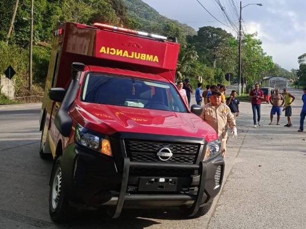 Una ambulancia del Cuerpo de Bomberos llegó a la escena para auxiliar a la joven, pero esta ya no tenía signos vitales.