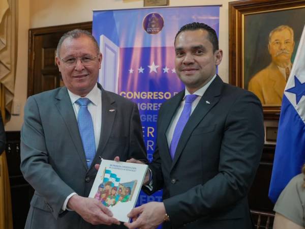 El acuerdo fue suscrito por el presidente del Poder Legislativo, Tomás Zambrano, junto a la ministra de Educación, Ivette Argueta, y el ministro de Seguridad, Gerzon Velásquez.