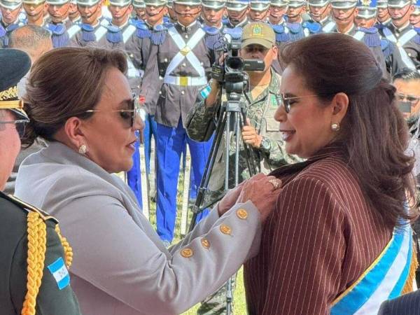 Xiomara Castro fue acompañada por la precandidata presidencial de Libre en la ceremonia del 199 aniversario del Ejército de Honduras.