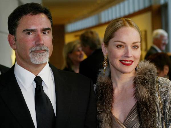 La actriz Sharon Stone y su segundo esposo, el periodista Phil Bronstein<b>.</b>