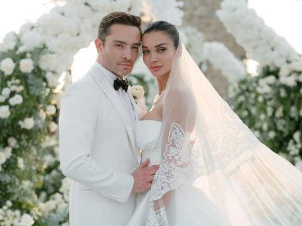 Ed Westwick y Amy Jackson cuando se casaron.
