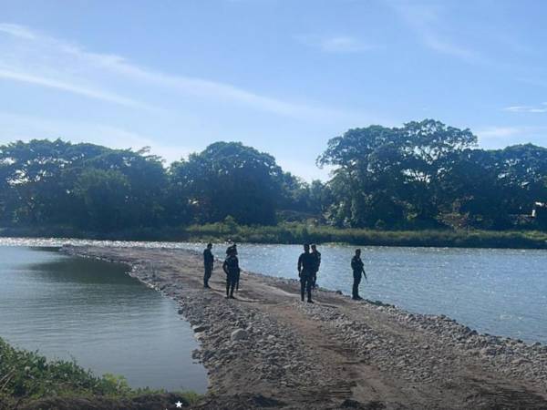 Los dueños de empresas concesionarias, como Cosumo y otras, han desviado el cauce del río Cangrejal mediante la construcción de calles, entre otros daños ambientales.