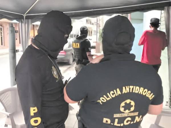 La Dirección de Lucha contra el Narcotráfico (DLCN) capturó a Roger Neptaly Moncada Gálvez por posesión de supuesta cocaína.