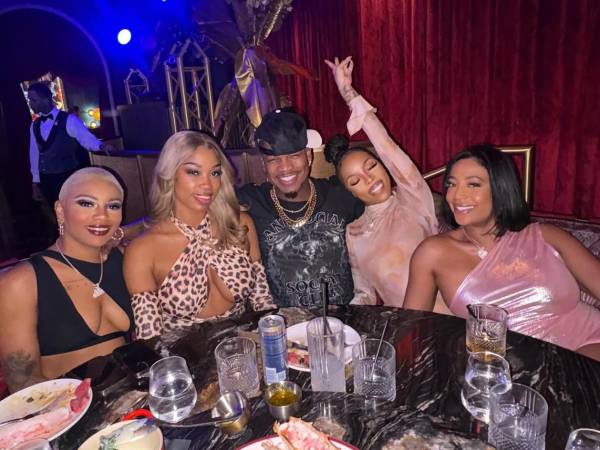 Shaffer Chimere Smith, más conocido como Ne-Yo, es un cantante estadounidense de R&amp;B y Pop. En la imagen aparece junto a sus cuatro novias.
