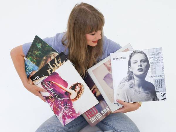 Taylor Swift compartió varias imágenes en sus redes sociales donde posa con sus discos.