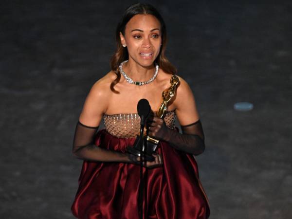 Zoe Saldaña al momento de recibir el premio Óscar a mejor actriz de reparto.