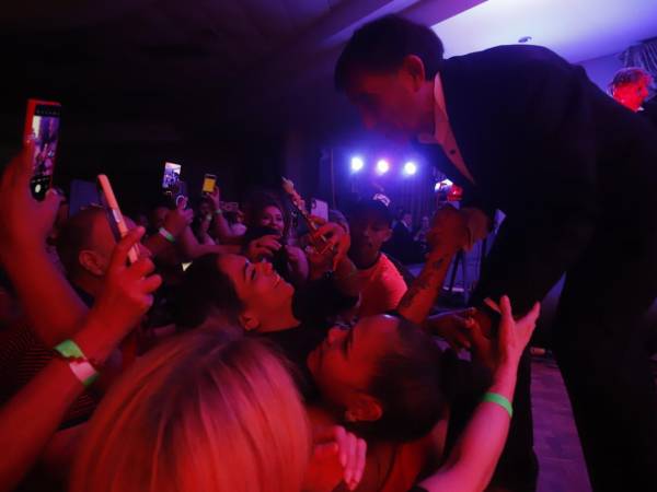 La legendaria banda chilena Los Galos ofreció una velada inolvidable el pasado 10 de mayo, en el Colegio de Ingenieros Civiles, donde cientos de asistentes se reunieron para celebrar el Día de las Madres con los grandes éxitos del grupo.