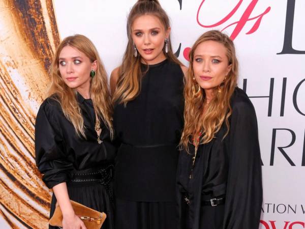Elizabeth Olsen con sus hermanas Mary Kate y Ashley.