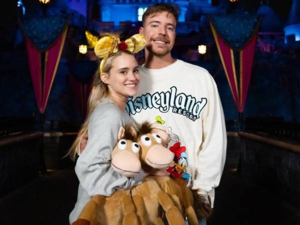 MrBeast, y su prometida, Thea Booysen en Disney.