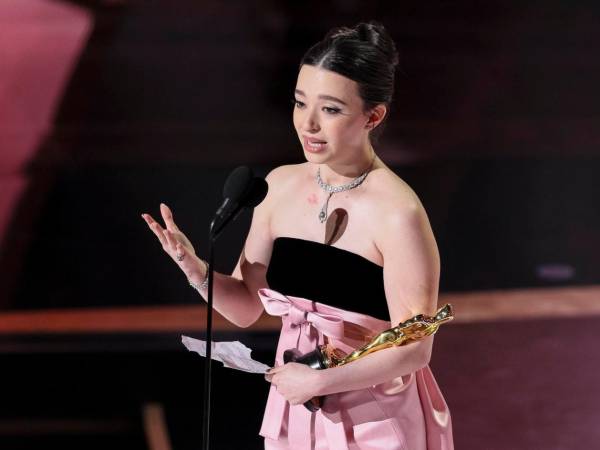La bellísima Mikey Madison al momento de recibir su premio a mejor actriz.