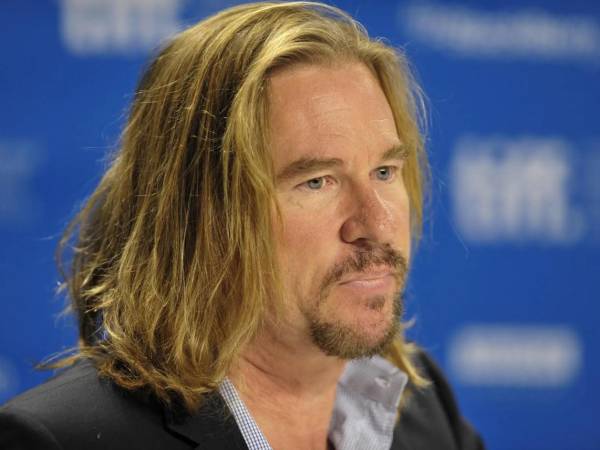 Val Kilmer informó en 2020 que llevaba cuatro años sin cáncer, pero detalló sus constantes dificultades con los tratamientos médicos.