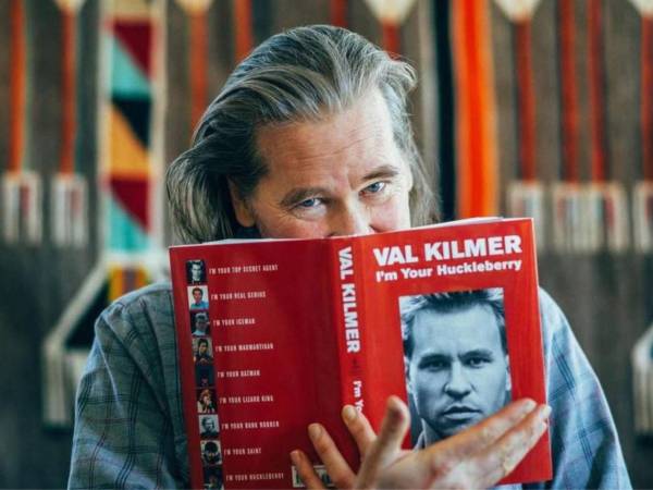 Val Kilmer dio detalles de su vida en su libro 'I’m Your Huckleberry', lanzado en 2020.