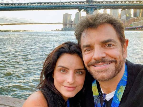 Aislinn Derbez junto con su famoso padre, el actor, productor y humorista Eugenio Derbez.