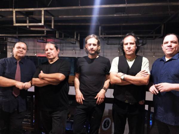 Max Urso, Dennis Delgado, Ferdinando Zornitta, Mike Quiñonez y Rodrigo Cervantes forman parte de La Revolución, grupo musical que estará presente en el festival.
