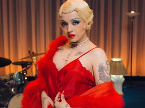 Norma Monserrat Bustamante Laferte, más conocida por su nombre artístico Mon Laferte, es una cantante y compositora chilenomexicana.​