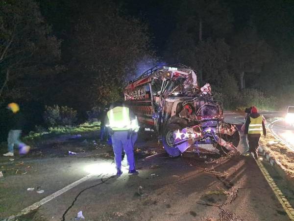 Al menos quince personas murieron en la noche del viernes y otras diecinueve resultaron heridas durante un accidente de un bus de transporte público en el oeste de Guatemala, según confirmaron este sábado los cuerpos de socorro.