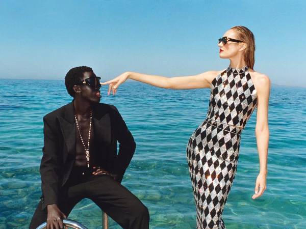 Balmain:Esta casa de moda ha utilizado el plateado futurista y el negro sofisticado en sus colecciones, aportando un toque moderno.