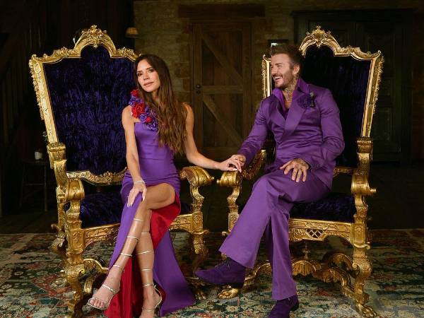 David y Victoria Beckham posaron en sus redes sociales con los trajes que usaron en su boda de 1999.