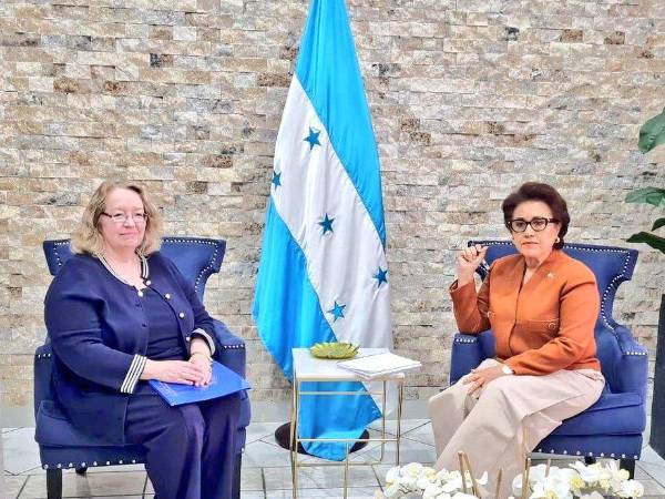 Encargada de negocios de la Embajada de Estados Unidos, Colleen Anne Hoey, y la presidenta de la Corte Suprema de Justicia (CSJ), Rebeca Ráquel Obando.
