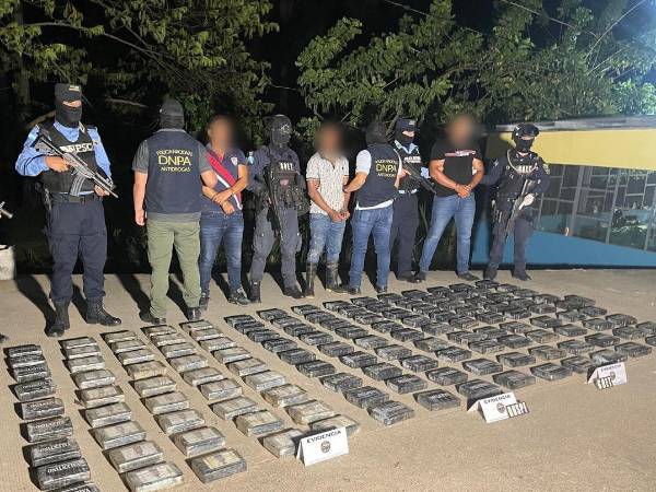 En lo que de va de 2024, las autoridades hondureñas se han incautado de más de 22 toneladas de cocaína. Imagen de la captura en Colón.