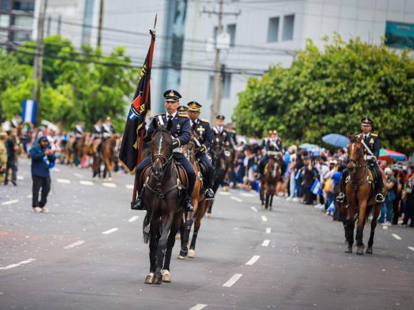 El Salvador conmemoró este lunes el 204 aniversario de la independencia centroamericana de España con un desfile de estudiantes, militares y policías, al que aasistieron miles de ciudadanos.