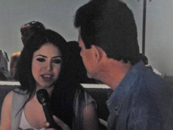 En su trayectoria en los medios de comunicación ha entrevistado a muchos famosos. En la imagen aparece Nasralla junto a la cantante Shakira en su juventud-