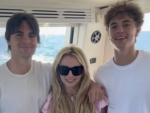 Britney Spears en una fotografía reciente junto a sus hijos Sean Preston y Jayden James.