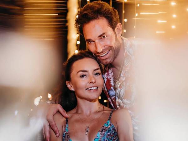 Desde su encuentro en 2010 en la telenovela ‘Teresa’, Angelique Boyer y Sebastián Rulli han sido más que una pareja en pantalla; han demostrado ser un modelo a seguir en como relación amorosa.