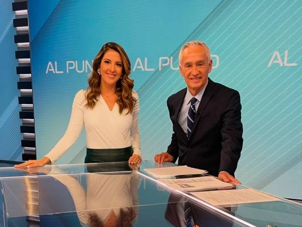 El periodista mexicano Jorge Ramos se despidió este viernes 13 de diciembre de su último Noticiero Univisión. Al comenzar la emisión, Ramos compartió un emotivo mensaje, durante el cual pareció rompérsele la voz a ratos, pero continuó decidido en su despedida. Por su parte, la periodista hondureña Maity Interiano compartió un profundo mensaje para él agradeciendo su apoyo y enseñanzas como colegas.