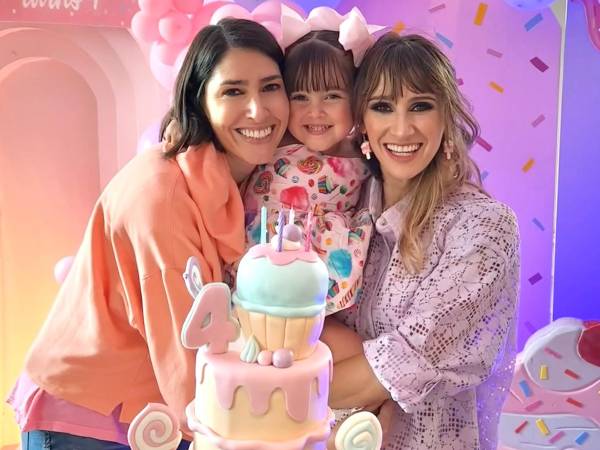 “No puedo creer que ya han pasado cuatro años desde que ésta princesa me hizo madre! Mathilda, gracias por regalarme los mejores cuatro años de mi vida y por llenar nuestra familia con tanta felicidad, luz y vida! Te amamos”, escribió Hanna en la cuenta oficial de Ha-Ash junto a las tiernas fotografías de cumpleaños de su hija.