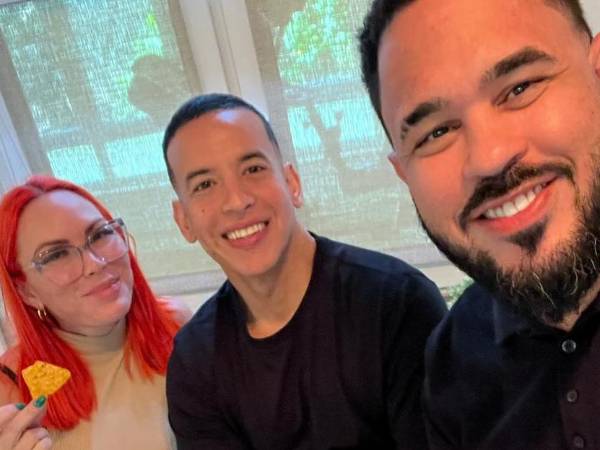 Foto de recuerdo compartida por Pina junto a la ex pareja conformada por Mireddys y Daddy Yankee.