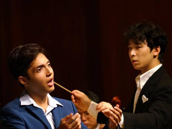 Dennis Orellana durante su presentación debut en China junto a la Orquesta Filarmónica de Xiamen, en septiembre del 2025.