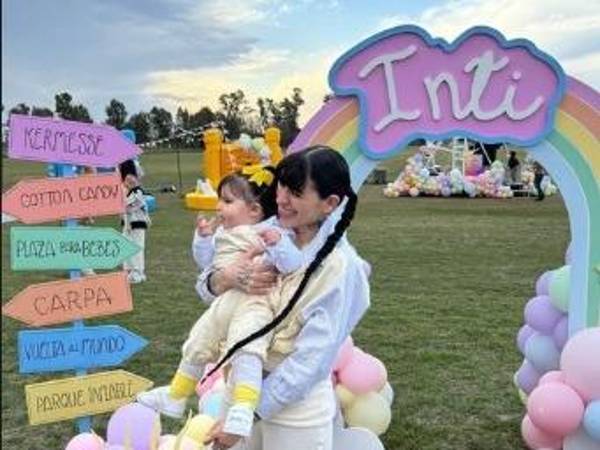 <b>Julieta Cazzuchelli</b>, mejor conocida en el medio artístico como <b>‘Cazzu’</b>, reapareció en su cuenta oficial de <i>Instagram</i> este viernes 13 de septiembre con preciosas fotos de la fiesta de cumpleaños de su pequeña hija Inti, (fruto de su romance con Christian Nodal), quien realmente celebra su primer añito este sábado 14 de septiembre.