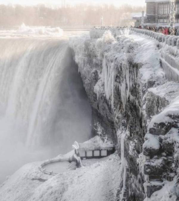 The Buffalo News señaló que el río y las cataratas no se ven afectados por el frío, pero la niebla golpea las rocas, los árboles y las barandillas y los convierte en una majestuosa escena de hielo.<br/>