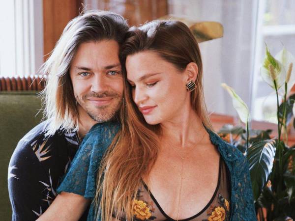 El actor Toma Payne y su esposa Jennifer Akerman.