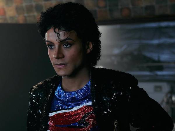Para muchos, el parecido de Jaafar con Michael Jackson es sorprendente. Lo cierto es que, maquillaje mediante y meses y meses de ensayar gestos, movimientos del cuerpo y pases de baile, <b>Jaafar Jackson</b> se parece a su tío Michael.